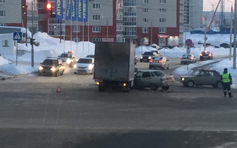 В Саранске грузовая ГАЗель протаранила легковушку