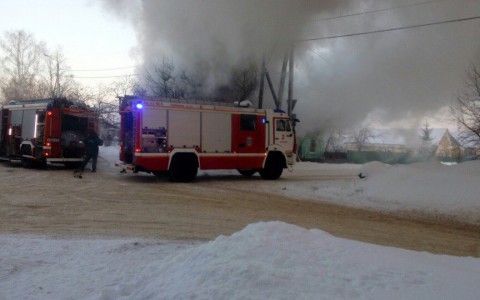 На ТЭЦ-2 горит частный дом (фото, видео)