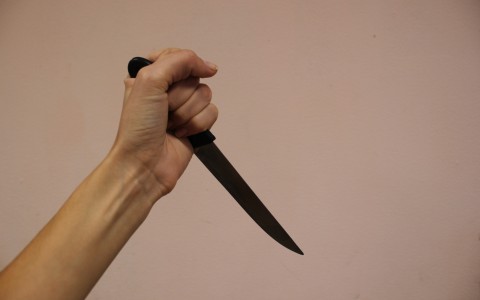 Житель Мордовии избил и дважды пырнул ножом неприятного ему пенсионера