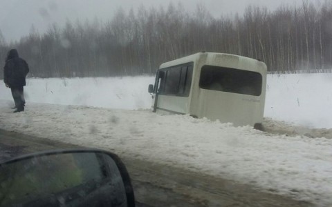 В Мордовии автобус слетел с дороги