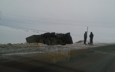В Мордовии перевернулся КамАЗ (ФОТО)