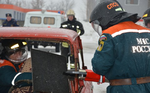 В Саранске сотрудники МЧС спасли «пострадавших», зажатых в автомобиле