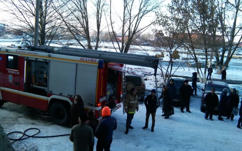 В Саранске пострадавшего во время пожара мужчину вытаскивали через окно