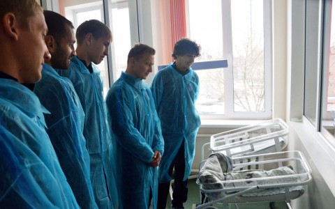 Футболисты "Мордовии" побывали на месте молодых мам