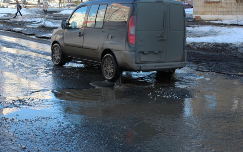 В Саранске сотрудники ГАИ взялись за ямы на дорогах