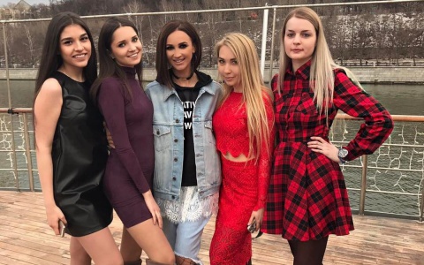 Ольга Бузова привезла девушек из Саранска в Москву и накормила в ресторане