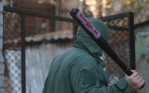 В Саранске парень избил у ночного бара двух человек и сбежал в Сургут