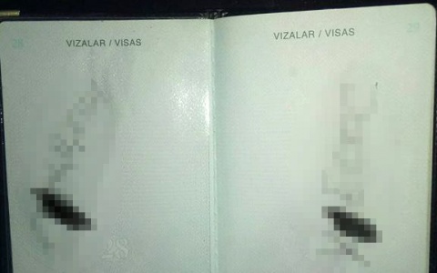 В Санкт-Петербурге люди в форме написали в паспорте дворника матерные слова