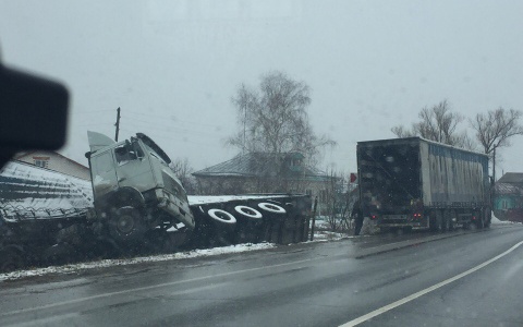 За сутки в Мордовии сразу два большегруза попали в ДТП