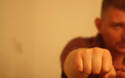 В Мордовии мужчина набросился на следователя и пообещал убить