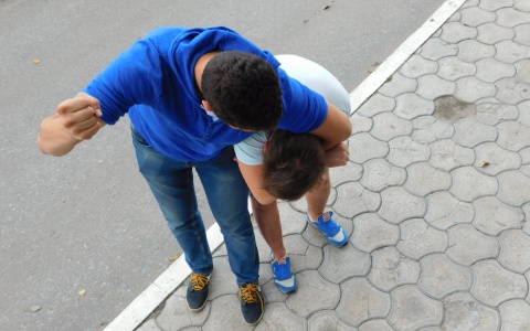 Жителю Саранска сломали нос за оскорбление девушки