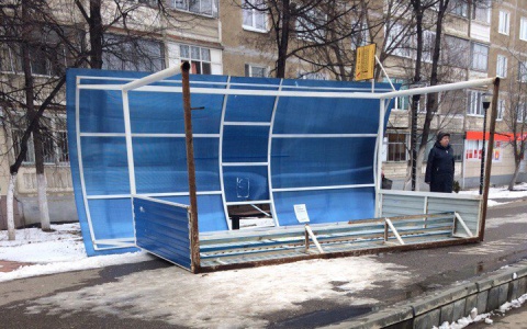 В Саранске порывом ветра снесло автобусную остановку