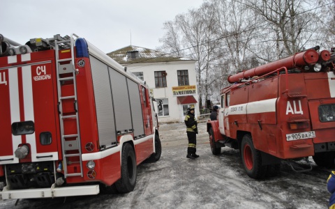 Мордовские пожарные спасли магазин от огня