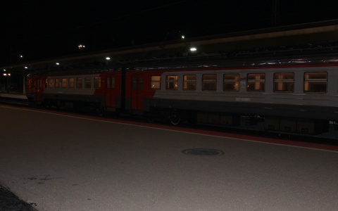 В Москве столкнулись электричка и поезд дальнего следования