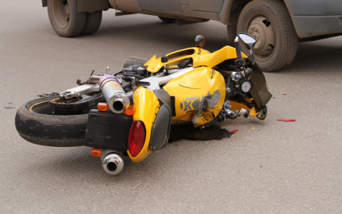 Под Саранском пьяный водитель и мотоциклист без прав не поделили дорогу