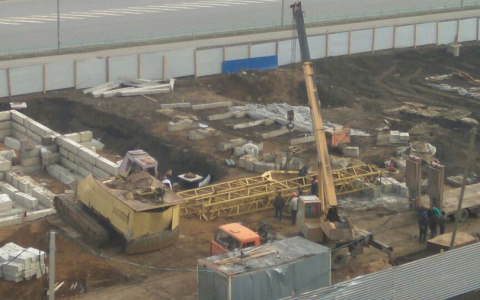 Сильный порыв ветра обрушил строительный кран в Саранске