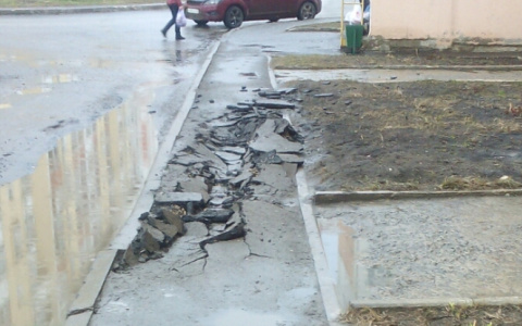 В Саранске легковушка «сломала» асфальт