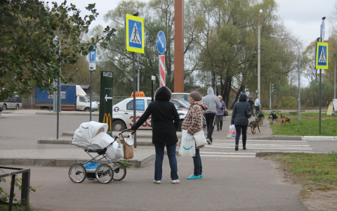 В Ижевске грузовик раздавил на тротуаре коляску с ребенком