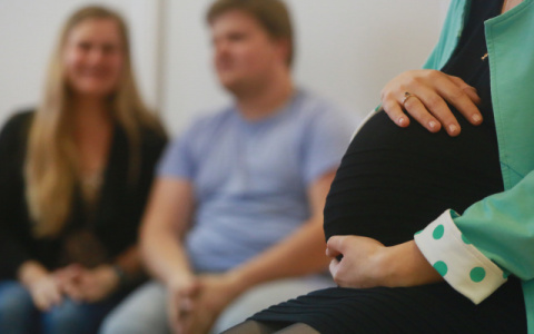 Пермский депутат отобрал у матерей-одиночек пособие со словами «Рождают случайных детей после корпоративчиков...»