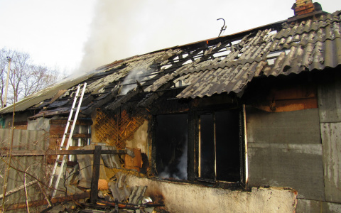 В Саранске горело здание, предназначенное под снос