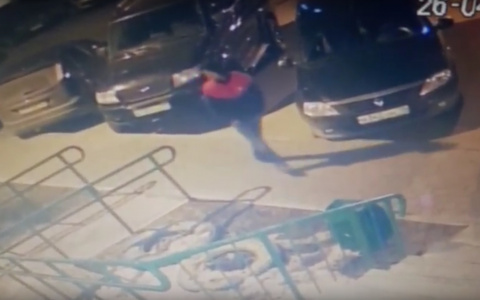 В Саранске вор позарился на омыватели фар иномарки (ВИДЕО)