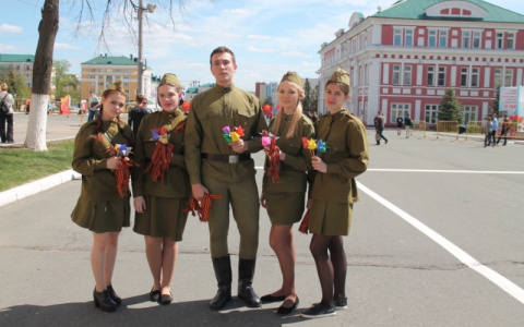 В Саранске сотрудники полиции и волонтеры раздавали георгиевские ленточки