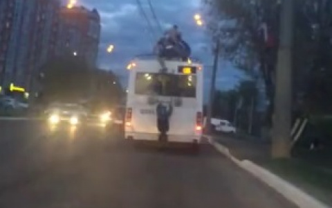 Саранские подростки катались на крыше троллейбуса (ВИДЕО)