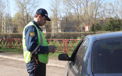 В Вологде пьяный лихач протащил инспектора ГИБДД по дороге, держа за руку