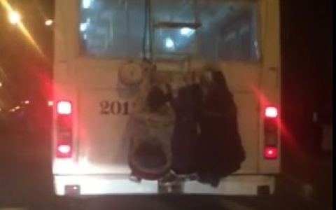 В Саранске подростки вновь катались на крыше троллейбуса