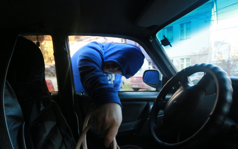 В Мордовии вор-рецидивист после неудачной попытки угона обокрал две машины