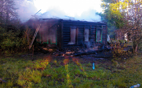 В Мордовии сгорел трехквартирный дом: один человек погиб (ФОТО)