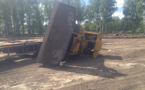 В Саранске перевернулся бульдозер, заезжая на трал (ФОТО)