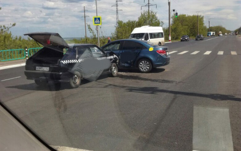 В Саранске два таксиста не поделили дорогу