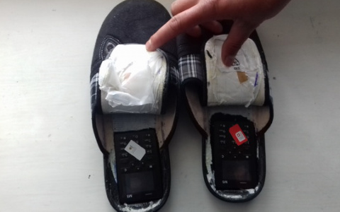 В мордовскую колонию попытались передать телефоны и сим-карты, спрятанные в тапочках