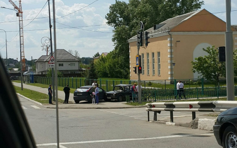 ДТП в Саранске: две легковушки на поделили дорогу (ВИДЕО)