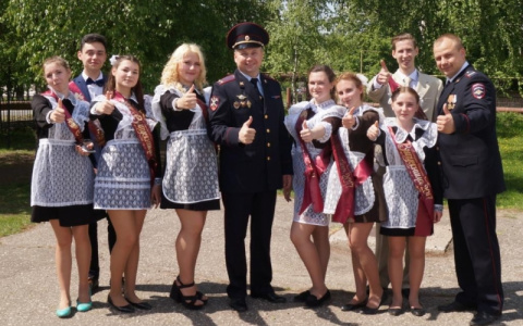 В Мордовии полицейские участвовали в линейке в честь окончания учебного года