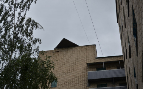 В Саранске жители одного из домов остались без крыши из-за сильного ветра