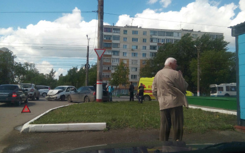В Саранске не поделили дорогу «Лада» и иномарка: есть пострадавшие