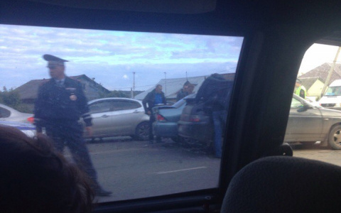 В пригороде Саранска столкнулись сразу шесть автомобилей: есть пострадавшие