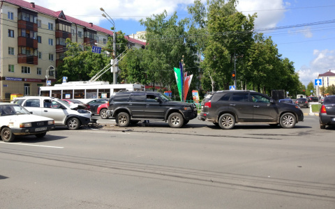 В центре Саранска столкнулись три автомобиля (ФОТО)