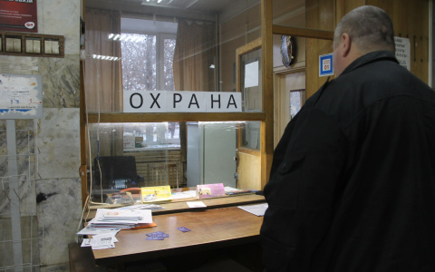 В Москве школьный охранник умер в ночь перед экзаменом