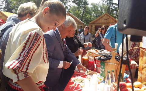 Мэр Саранска отведал мордовские блюда на фестивале национальной кухни (ФОТО)