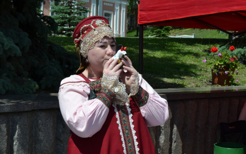 В Саранске на Фонтанном спуске выставка обернулась концертом на свистульках и баяне (ФОТО)