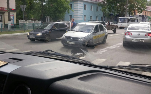 В Саранске два автомобиля в результате ДТП лишились колес