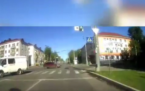 В центре Саранска на пустом перекрестке не смогли разъехаться микроавтобус и легковушка