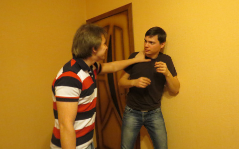 Житель Мордовии попытался убедить родственника сходить за алкоголем с помощью табурета