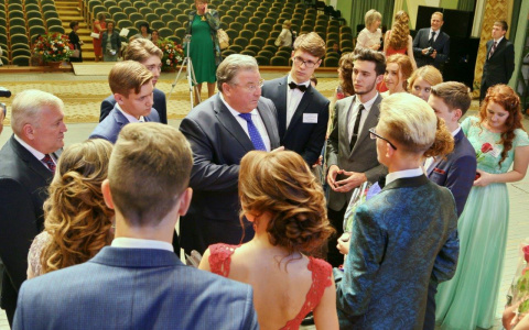 Врио Главы Мордовии вручил выпускникам школ медали «За особые успехи в учении»