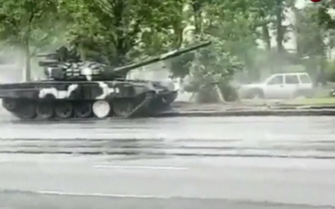 Танк врезался в столб на репетиции парада в Минске