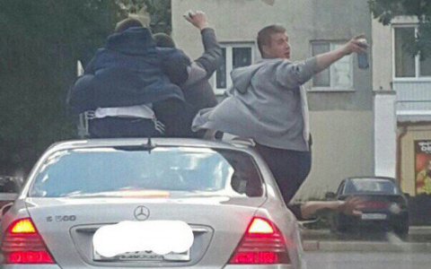 В Саранске трио молодых людей прокатились «верхом» на «Мерседесе»