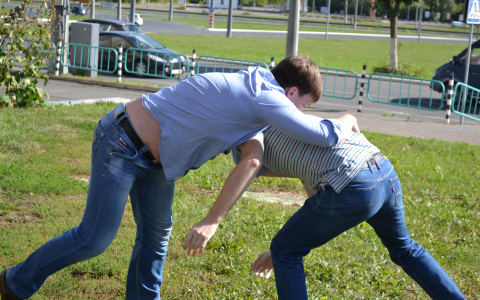 Жителя Мордовии избили и отобрали телефон за замечание